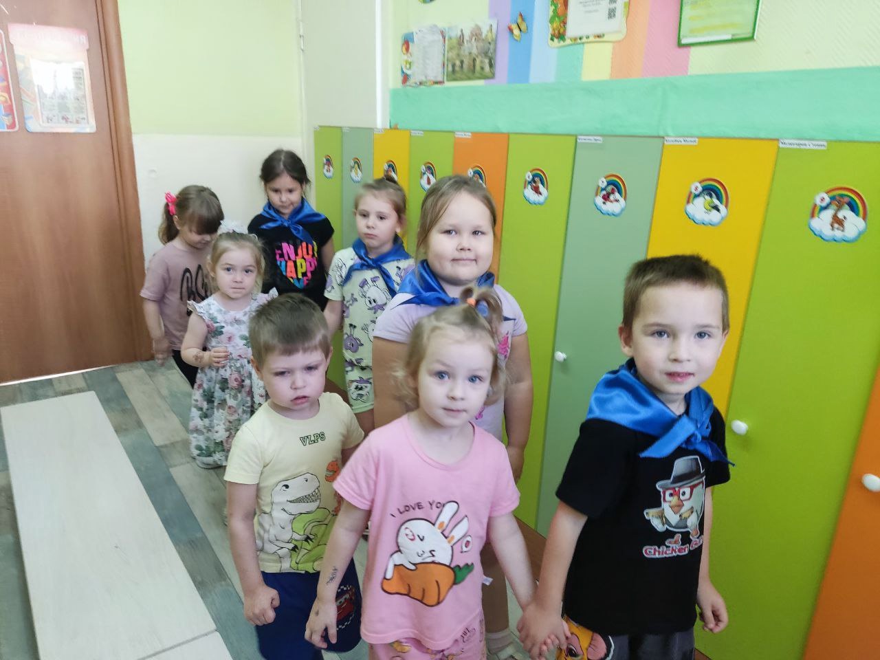 неделя доб дел помогают малышам одеваться.jpg